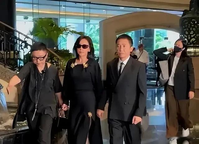 刘嘉玲这次真的彻底兜不住了。
 
曾经被全网心疼、奉为娱乐圈最温柔内向的社恐男神