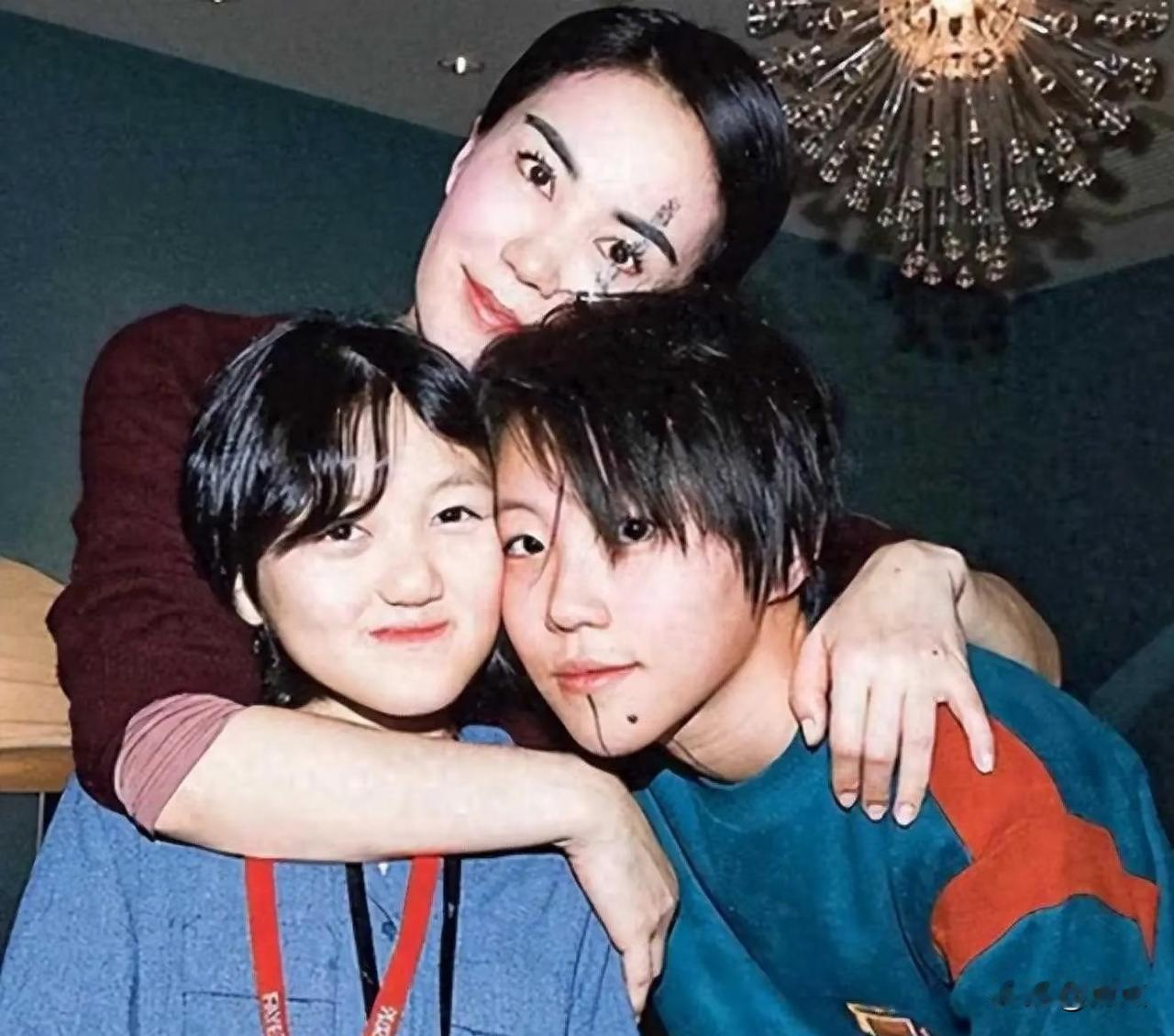王菲迎来57岁生日，选择在云南的小院低调庆生，当晚院内燃放烟花，浪漫氛围感十足。