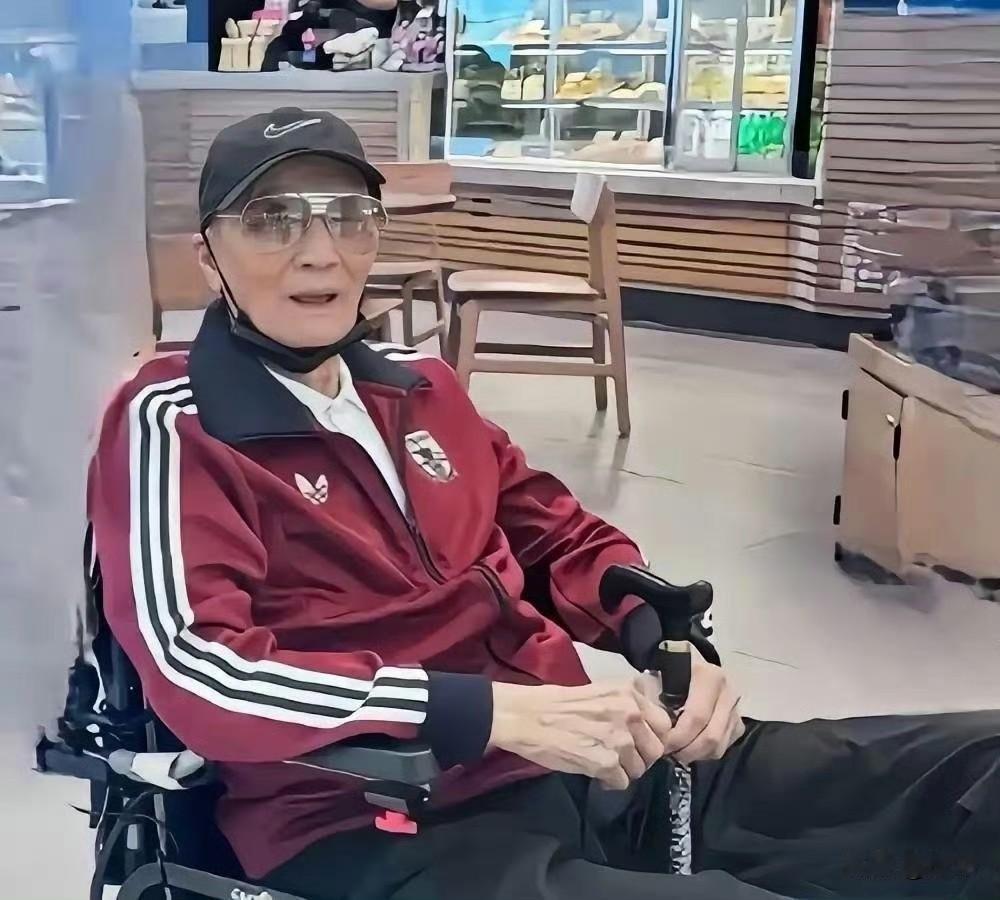 谢霆锋发讣告谢贤去世


谢霆锋爸爸谢贤享年89岁，谢霆锋发讣告了！谢贤老人家也