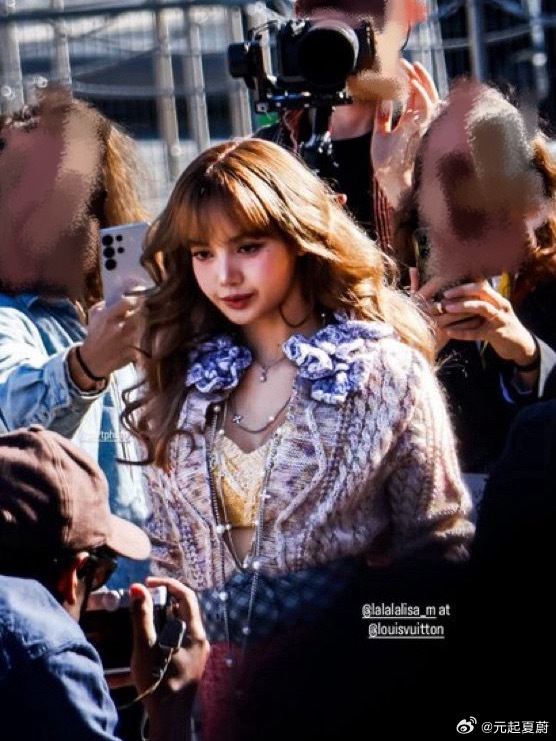 在巴黎时装周期间，Lisa在社交媒体上的关注度位列韩国女歌手中的首位 ​​​