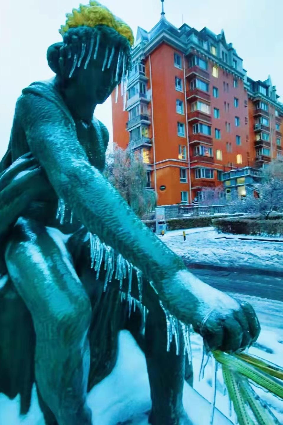 哈尔滨冬日降雨冲上热搜！游客爆满热度不减，这座冰城为何越火越旺？
 活久见！以冰