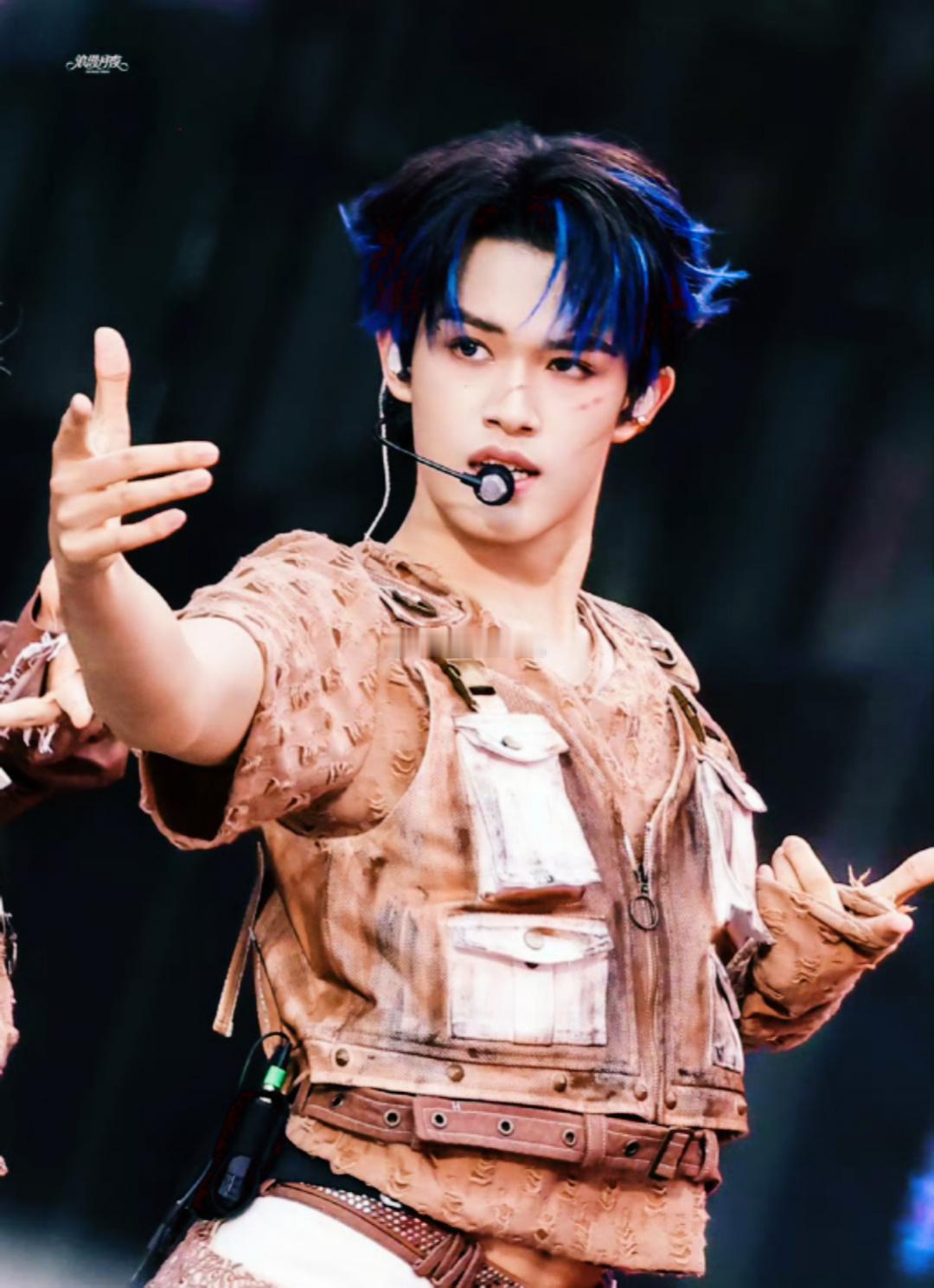 张极做这个动作啥意思张极C位烧舞dangerous 张极蓝发挑染一整个帅到失语！