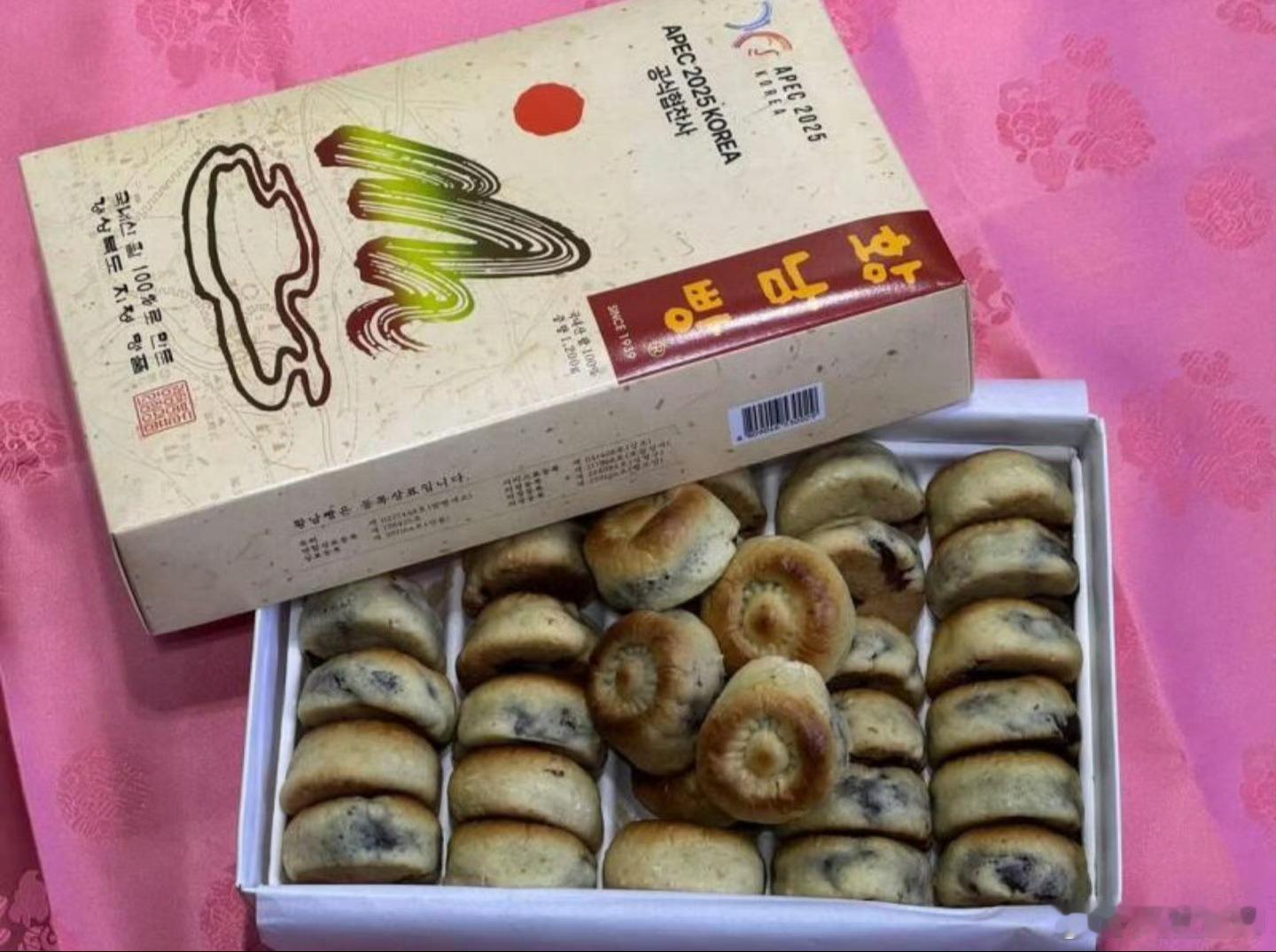 因中方赞扬韩国庆州美食黄南饼“好吃”，引发购买热潮。媒体走访看到，当地店面人潮涌