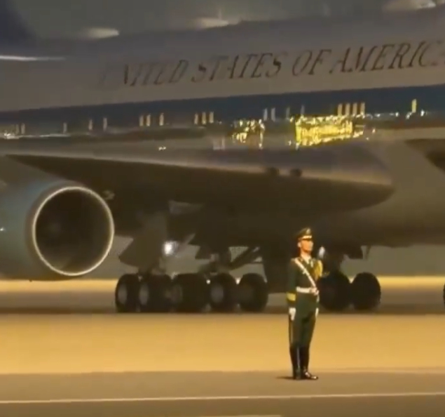 空军一号专机滑行，中国士兵居然一动不动！外网爆火：这才是大国纪律！2026年5月