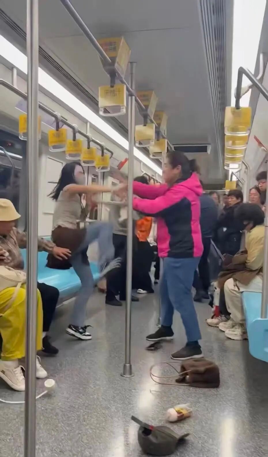 一个座位，两败俱伤。我们缺的不是“座位”，是“礼教”。地铁抢座互殴32岁和66岁