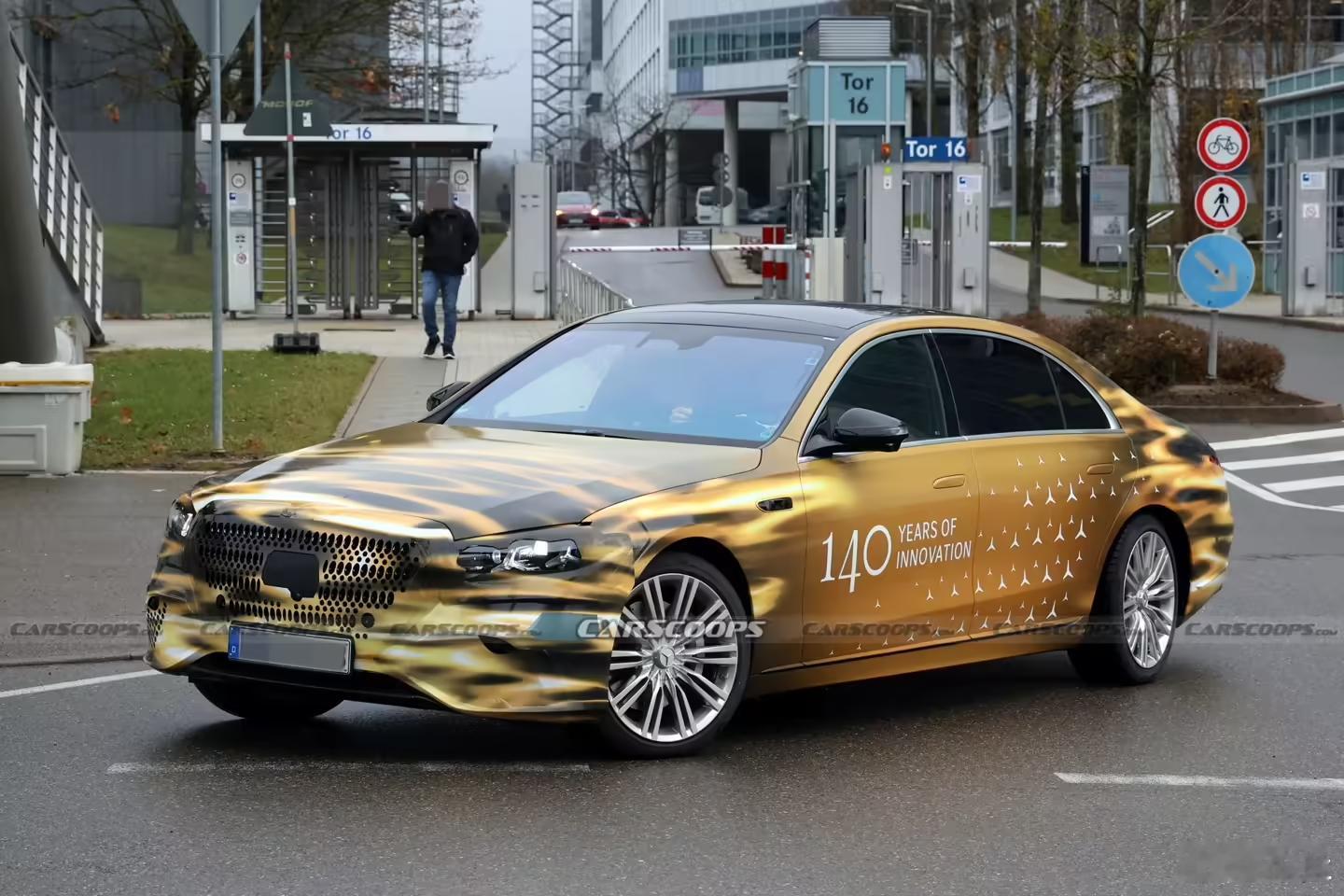 奔驰调整旗舰车型战略：下一代 S 级将同步推出燃油、纯电版本，纯电车型不再沿用现