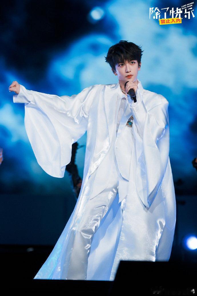 黄子弘凡鸟巢演唱会 除了快乐禁止入内，但鸟巢那天快乐无限量！黄子弘凡，等你！ 