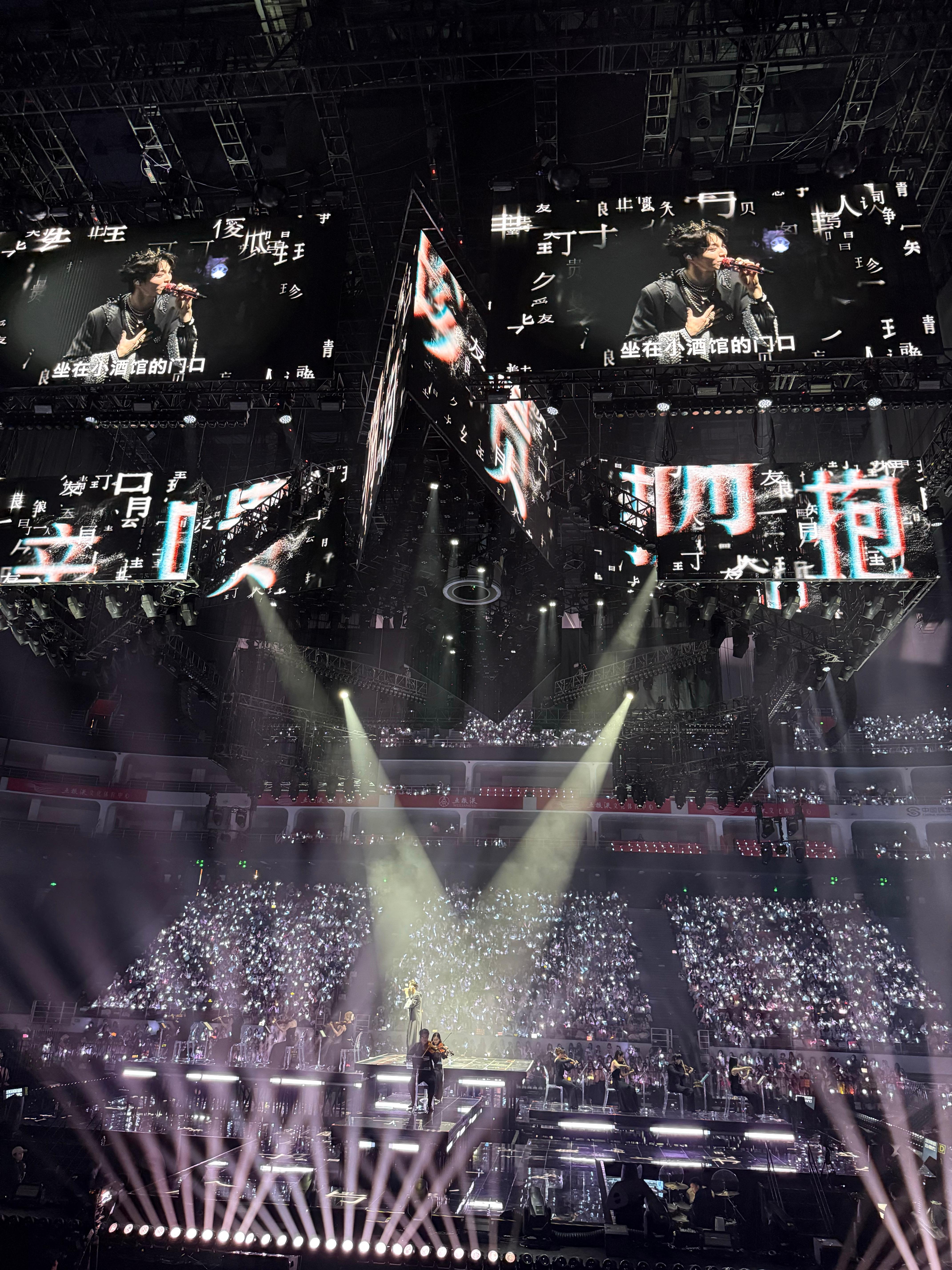 陈立农成都演唱会嗨👋小王子怎么来玉林路了芝士娱乐