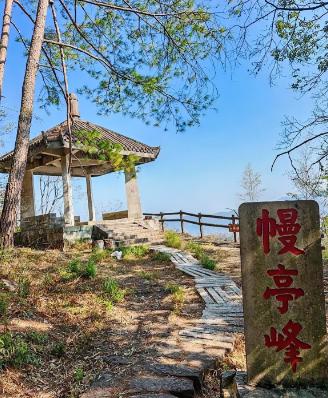 一位火葬场工作人员说：“人死后，一是要火化，二是火化后，不要领骨灰，让火葬厂处理