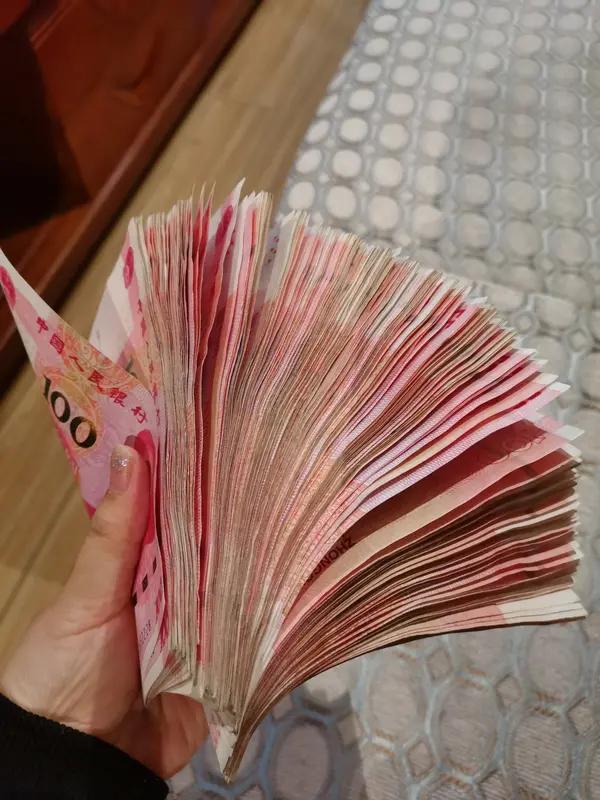 2月25日湖北，“一万块钱真的是很多钱”，女子分享：不要被网上展示财富的视频带偏