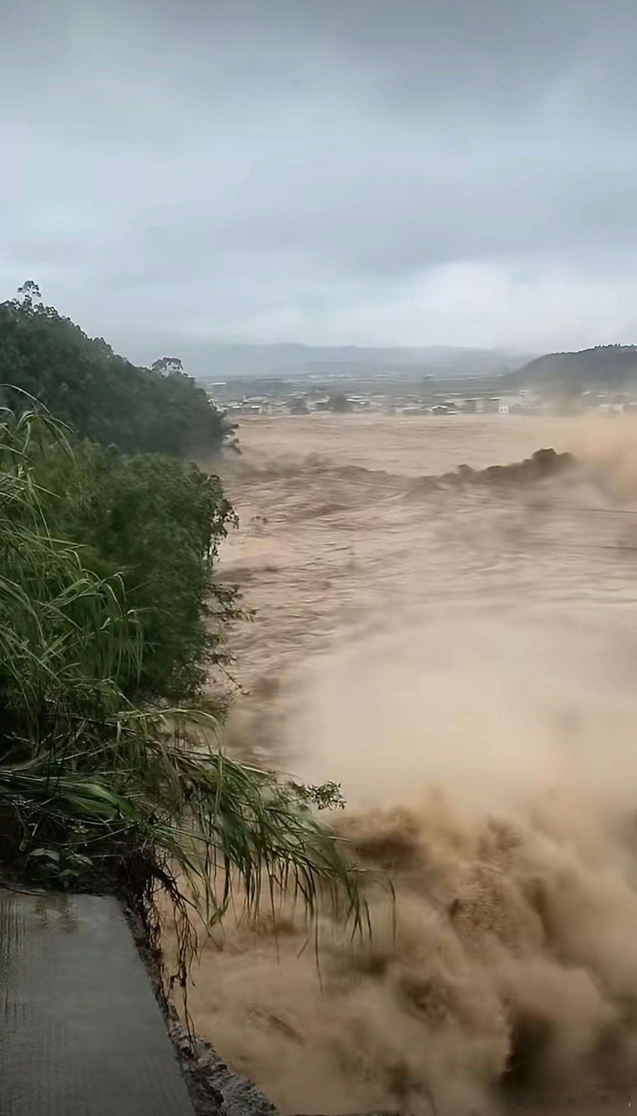 广西内涝广西洪灾看起好严重，很多地方的房子、道路都被冲毁了！ 