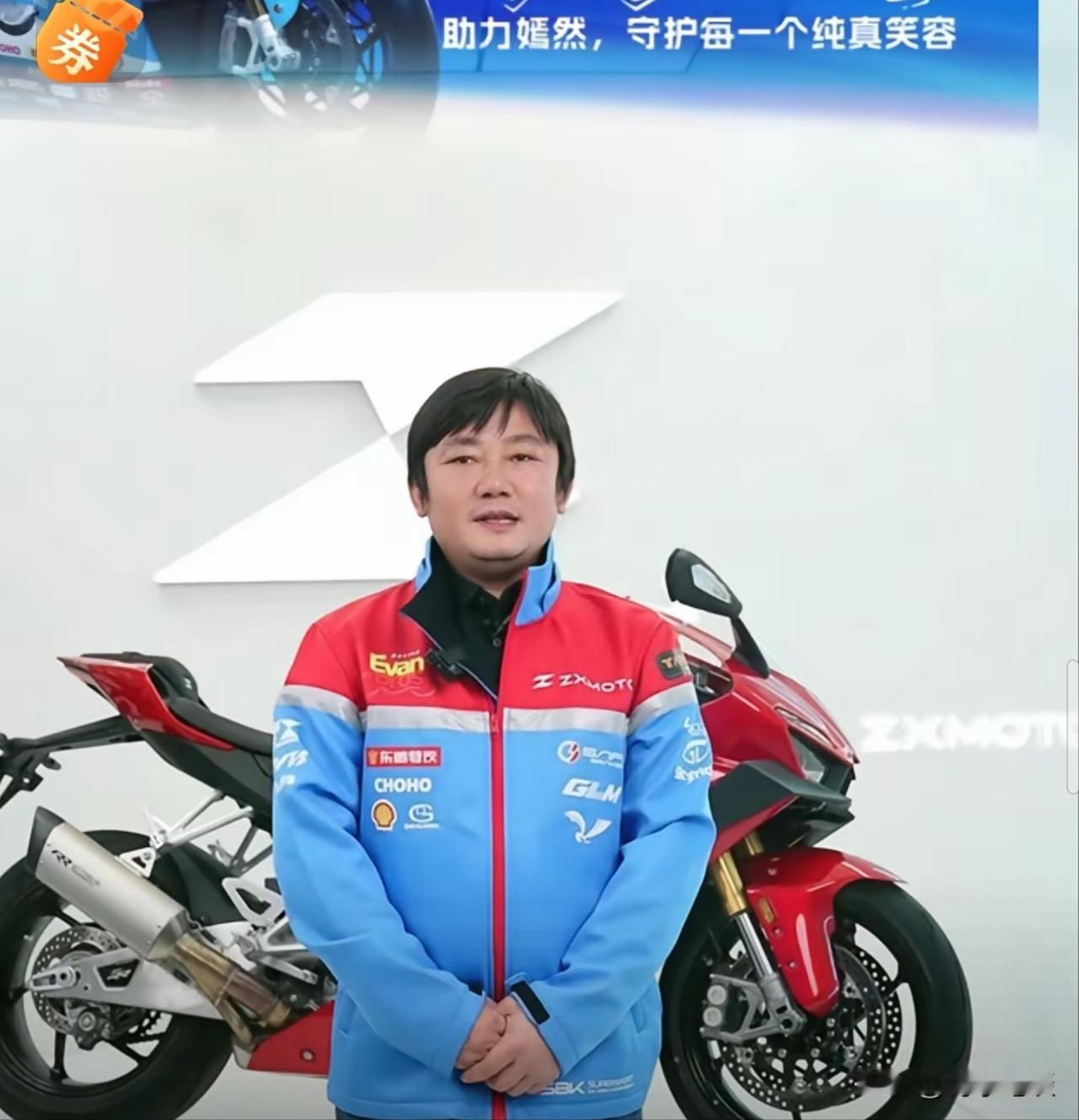 明眼人都看得出来，
张雪也很舍不得这辆复刻车
除了它的纪念意义，更重要的是，这是