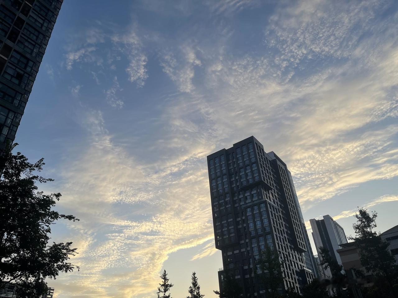 开启美好的一天
抛开昨日的烦恼
努力享受今日的开心
人生倒计时中
还有什么放不下