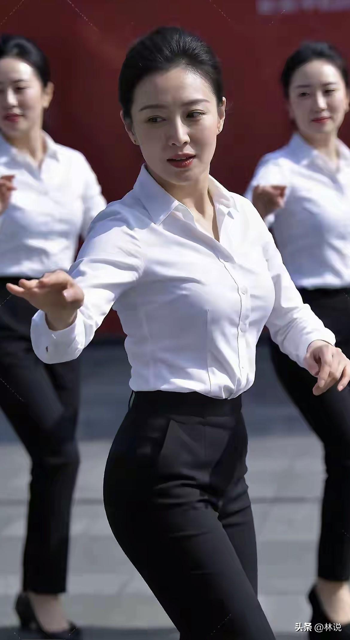 这两张图到底是不是同一个人？
难道是我真的脸盲吗？
这不是网上很火爆的“秦主任”