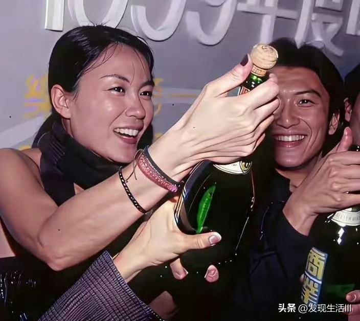 王菲与谢霆锋同框照片，那时的谢霆锋19岁，王菲30岁，尽显青春与激情，年轻时怎么