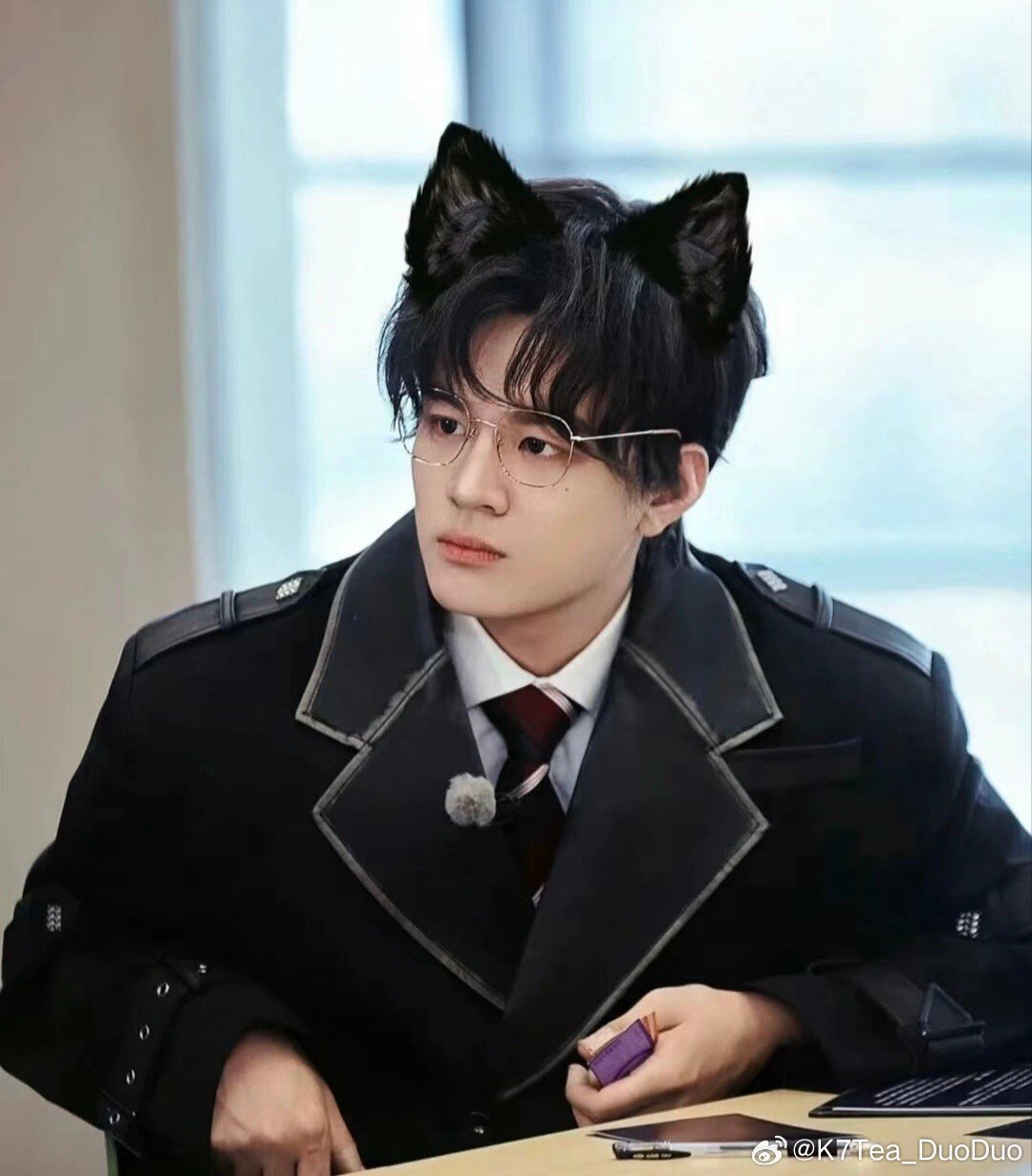 弘叶题石  意外穿越成小红帽的hz决定改写童话结局。在做好一切准备后的小红帽，带