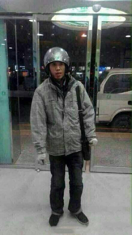 【好人一生平安[good]】图中的大哥是一个普通的快递员，当时在去送件的途中捡到