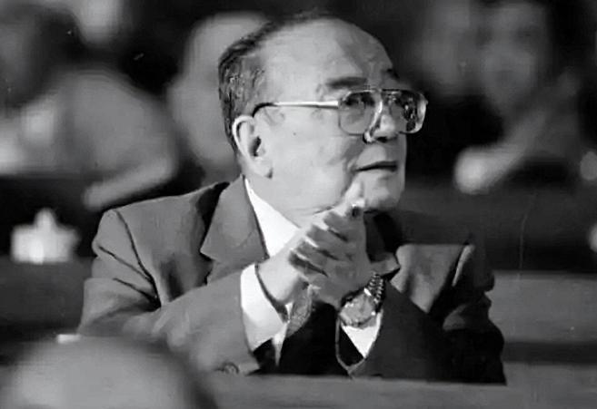 1985年裁军，昆明军区被撤，司令员张铚秀大感意外，政委：怎么办

“老张，这消