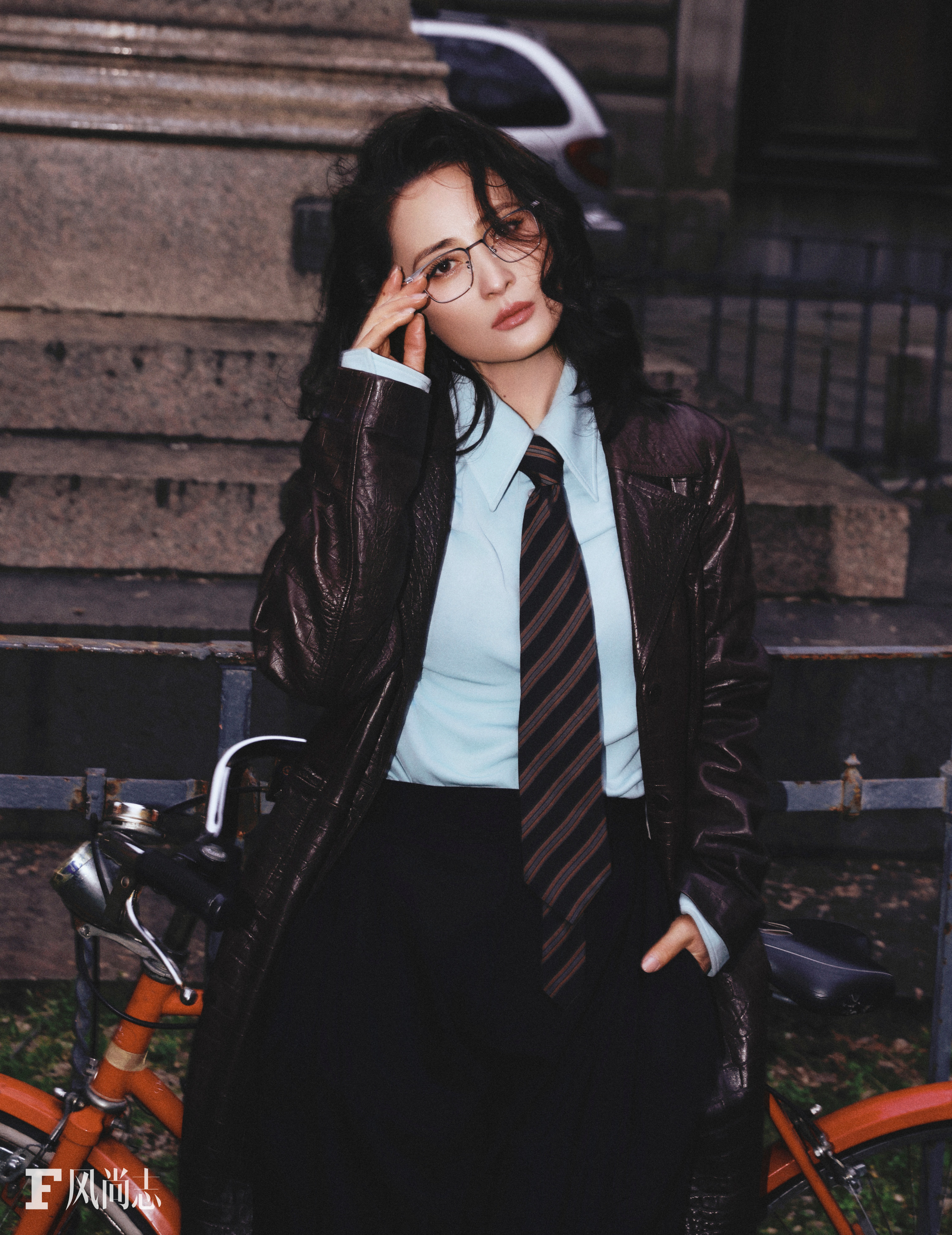 蒋勤勤酷飒风高智感香奈儿老了也是香奈儿在蒋勤勤身上更是具像化了！而且是更成熟的韵