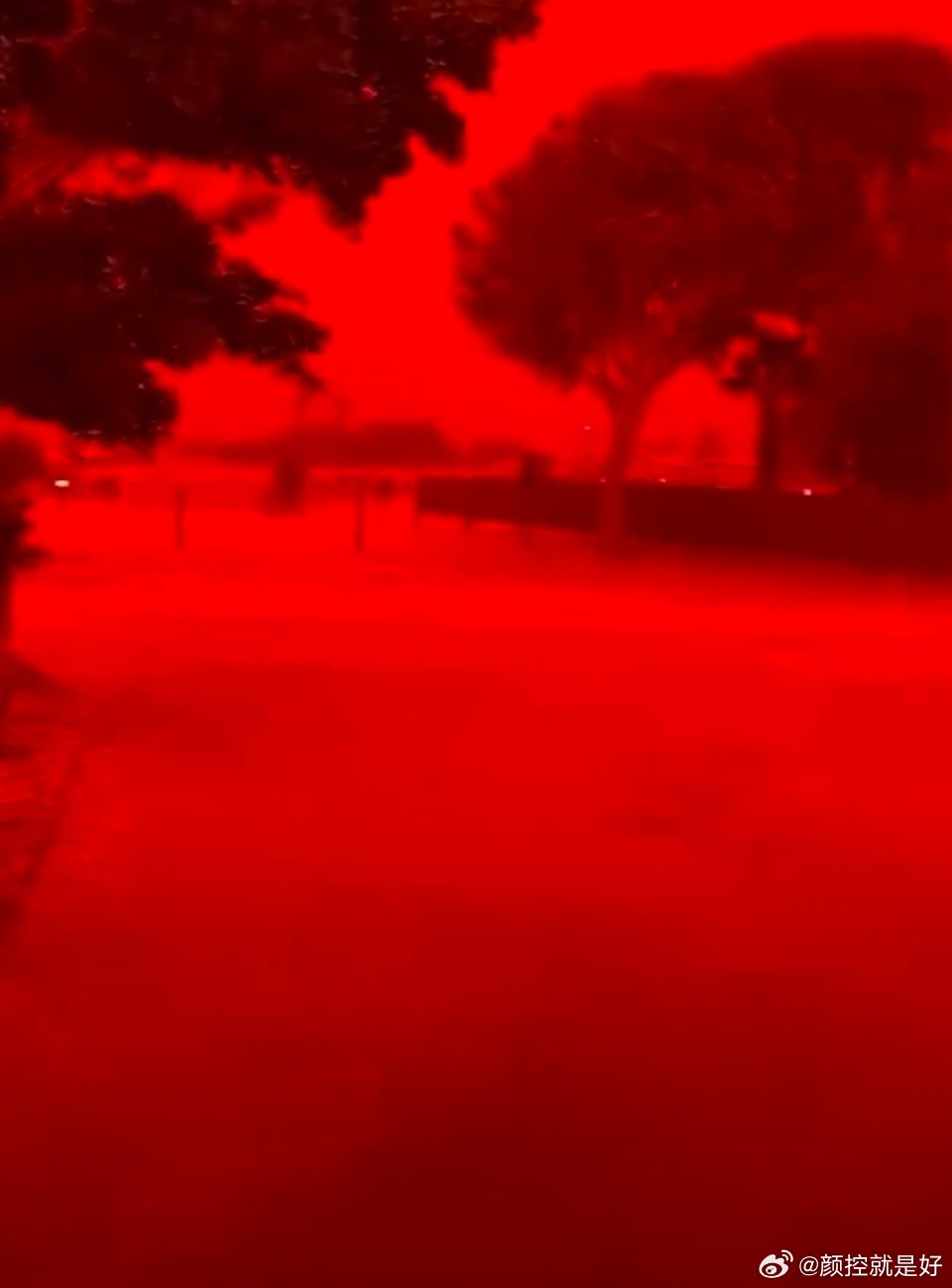 澳大利亚惊现末日红这看起来好吓人，一定要注意极端天气。 