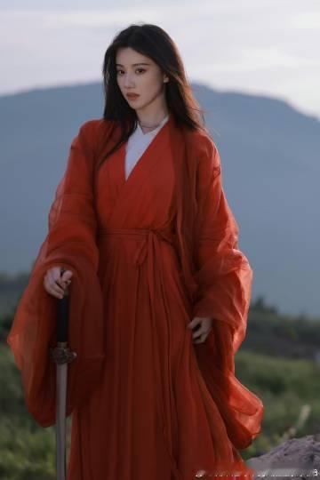 任嘉伦对王鹤润的脸下手了 说真的，任嘉伦的这种搞笑方式让整个剧组氛围轻松了很多，