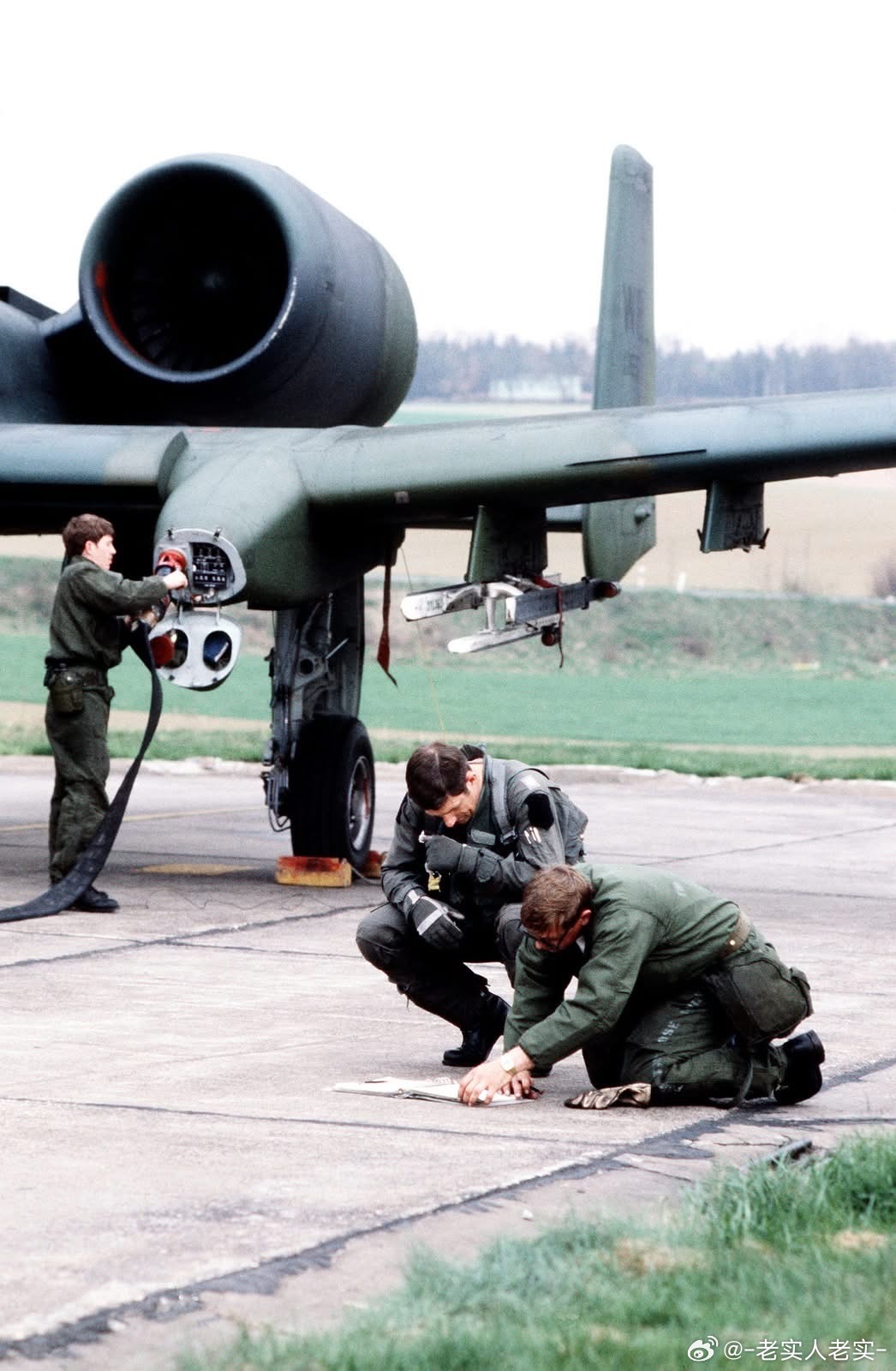 正在进行A10攻击机快速挂载出击演练的美军空地勤人员，摄于1982年的西德。一旦
