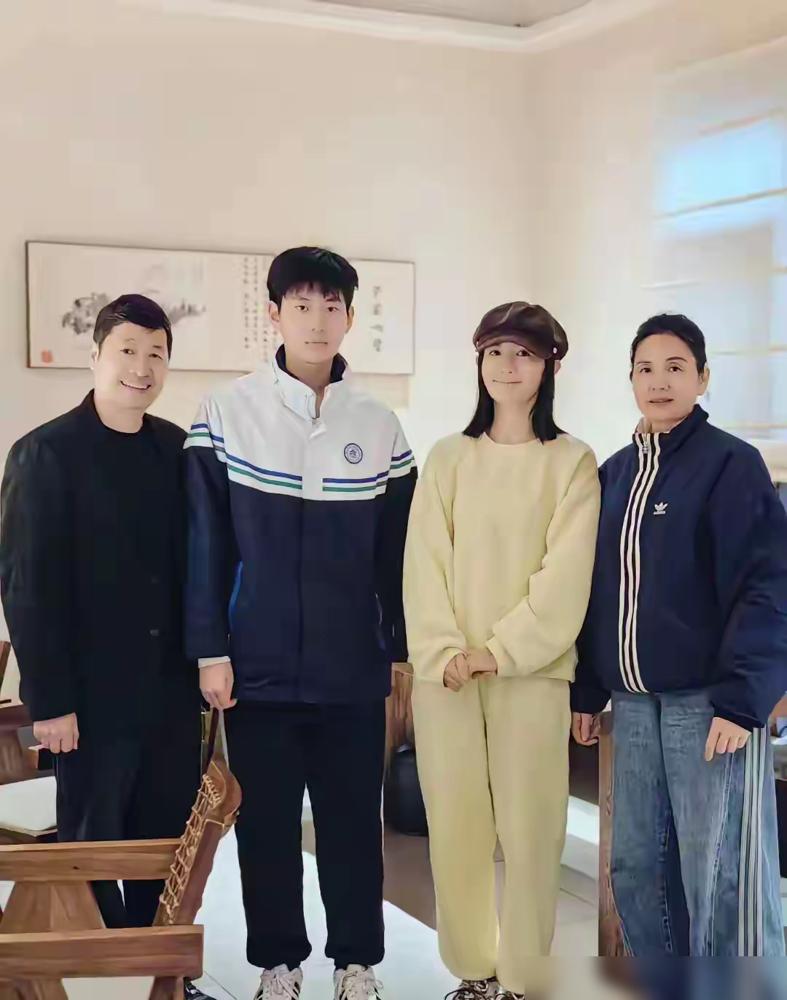 谢娜刚晒完温馨全家福，转头登上央视晚会，竟把全国观众看懵了！
 
去年她连上央视