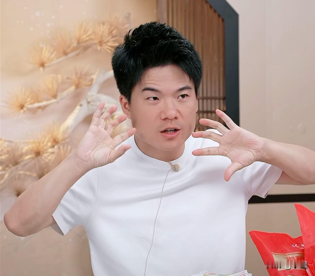 董宇辉对自己的员工太好了
日常福利自不用说，主播们经常晒
除了常规的五险一金之外