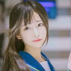 元气少女甜美微笑，校园生活日常记录