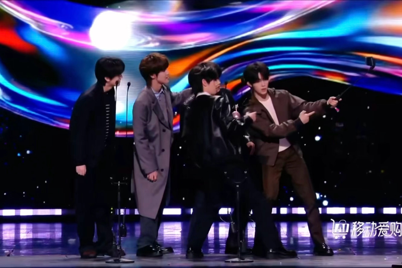 哈哈哈哈哈哈哈哈哈越拍越不好意思的哥几个登陆少年台上自拍