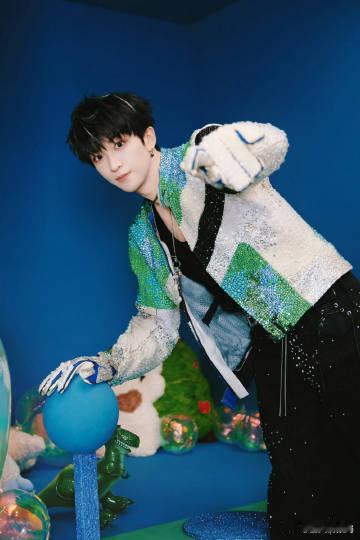 黄子弘凡演唱会哭成水龙头 被黄子弘凡狠狠戳中！哭起来帅到让人挪不开眼，泪珠掉下来