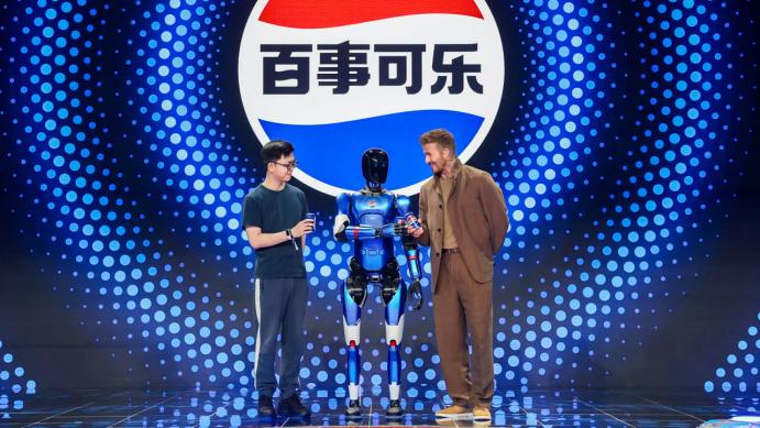 哇哦！稚晖君和贝克汉姆同框出席“百事蓝宝”发布会，“百事蓝宝”凭借智元机器人的技