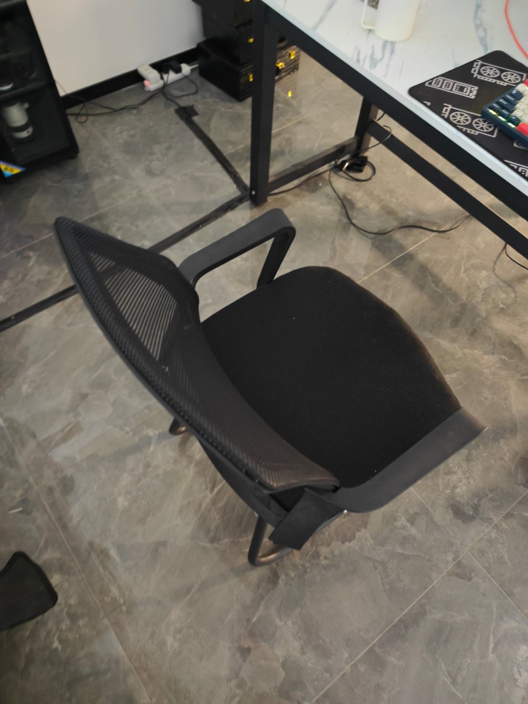 椅子还是得买不锈钢的，居然给我坐断了一把，这质量真的是。 