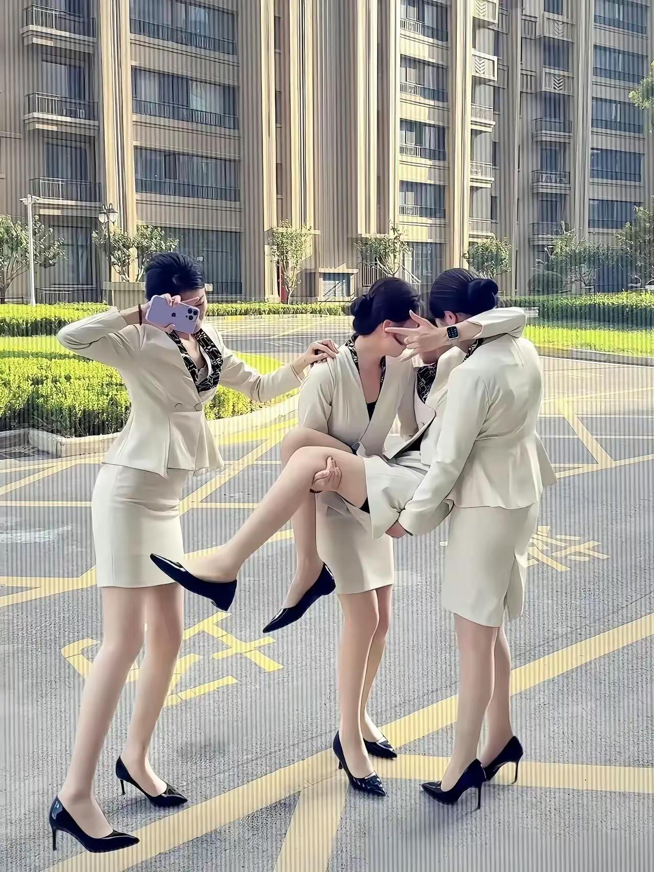 姐妹情深，一起凹造型的快乐时光