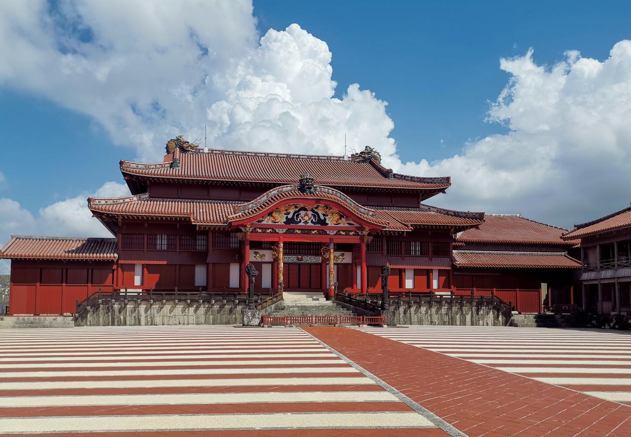 知道这是哪里吗？就是琉球的景点。这古建筑是不是很像我国？琉球现在已经变成冲绳了。