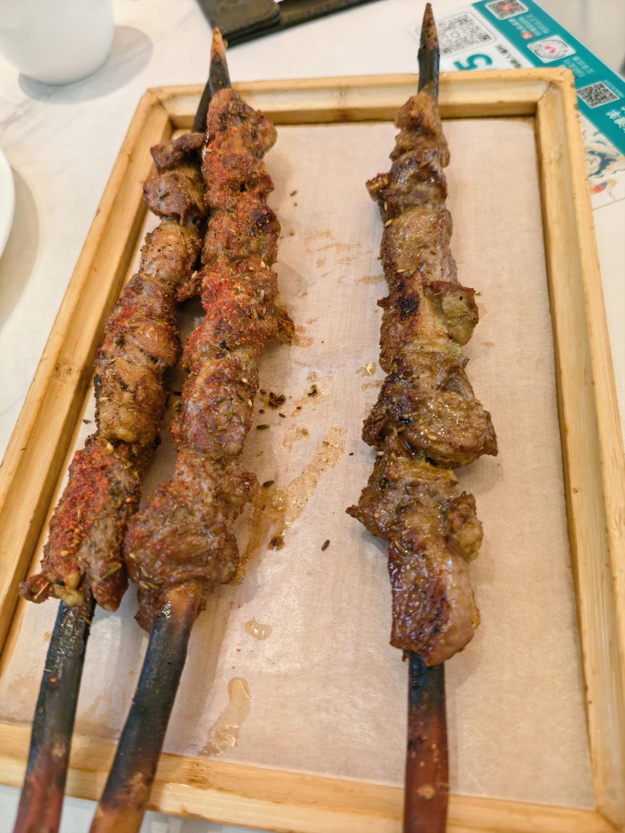 今天路过望京，听说望京好吃的很多，抬头一看，有一家叫穆赫兰的伊斯兰饭店，很气派，