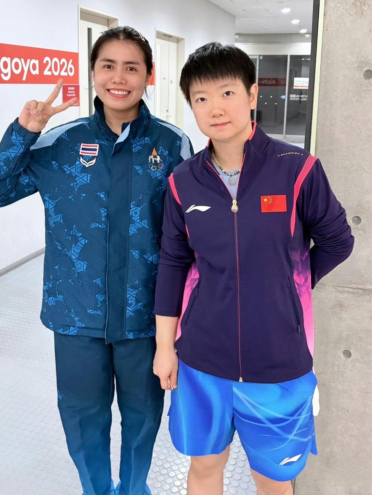 名古屋亚运会的场馆里，出现了一个有趣的现象：各国运动员排队找孙颖莎合影，而莎莎呢