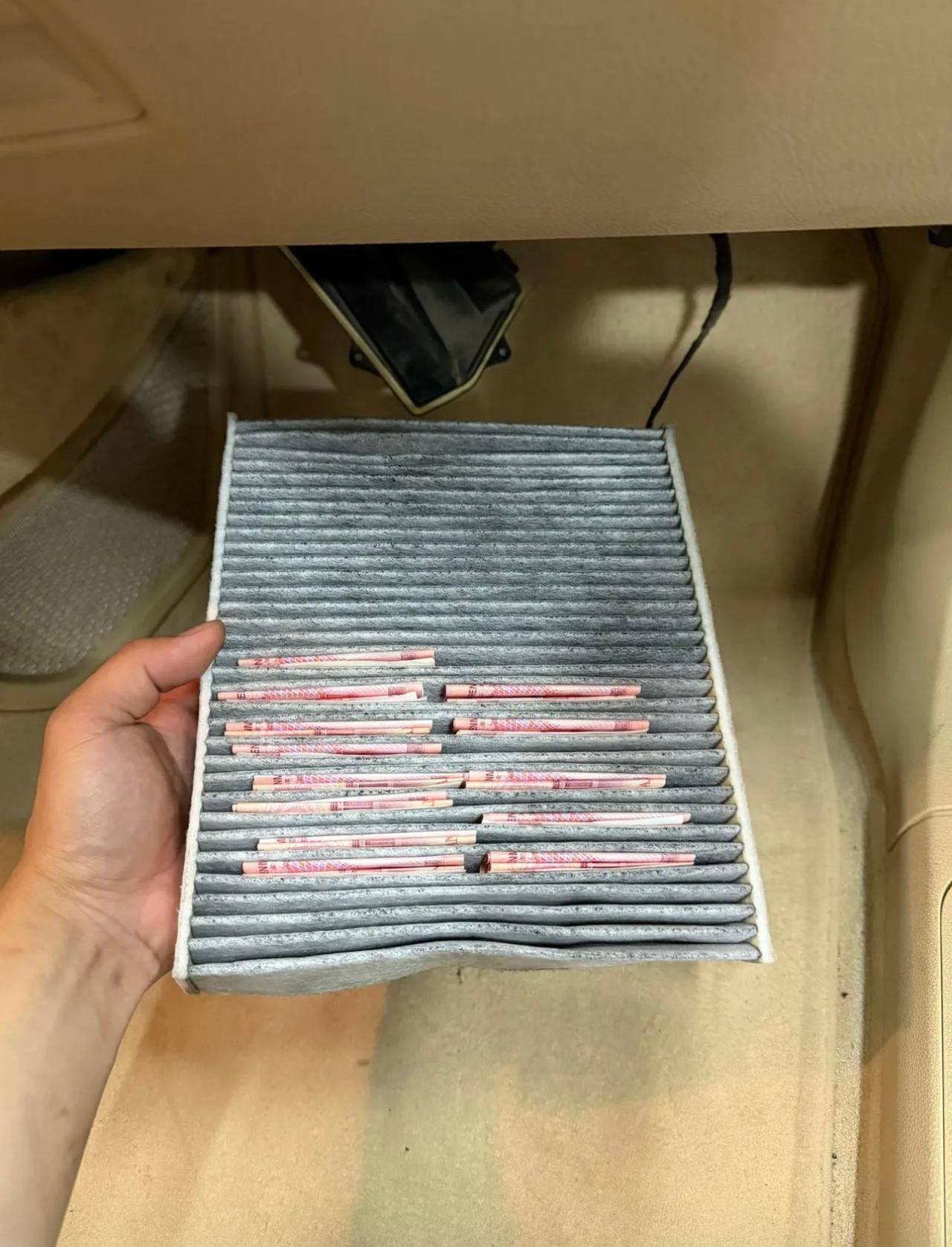 兄弟们都是怎么在车上藏钱的？【来自懂车帝车友圈】
