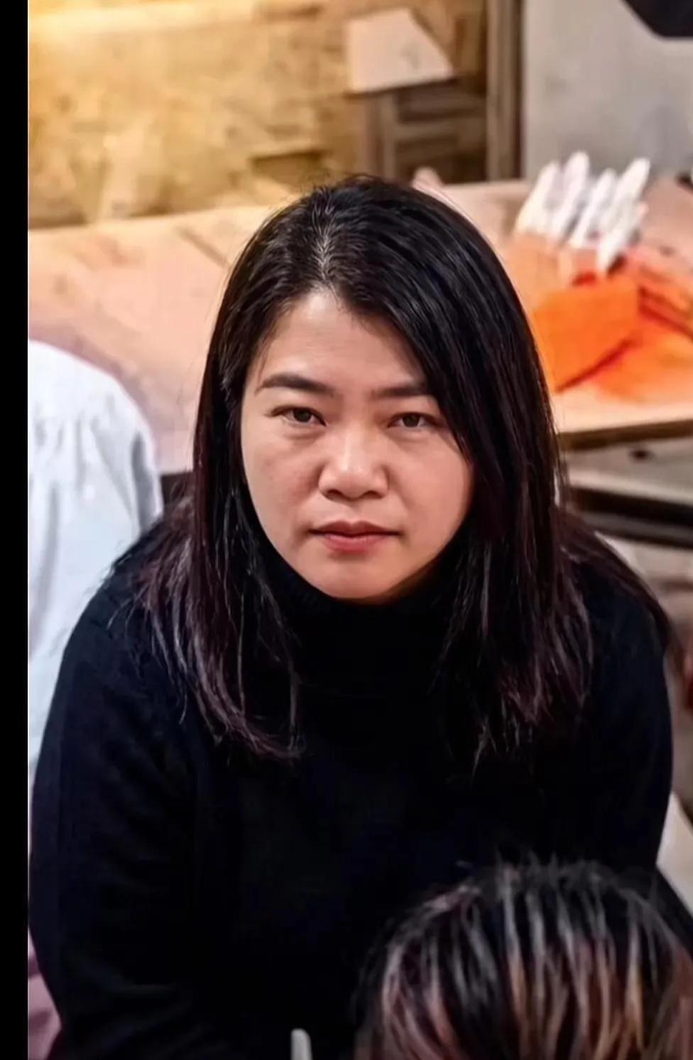 这女的也是样貌清秀。干事儿也一样是非常地清丽。
说是一块去吃螺蛳粉。一个女的错拿