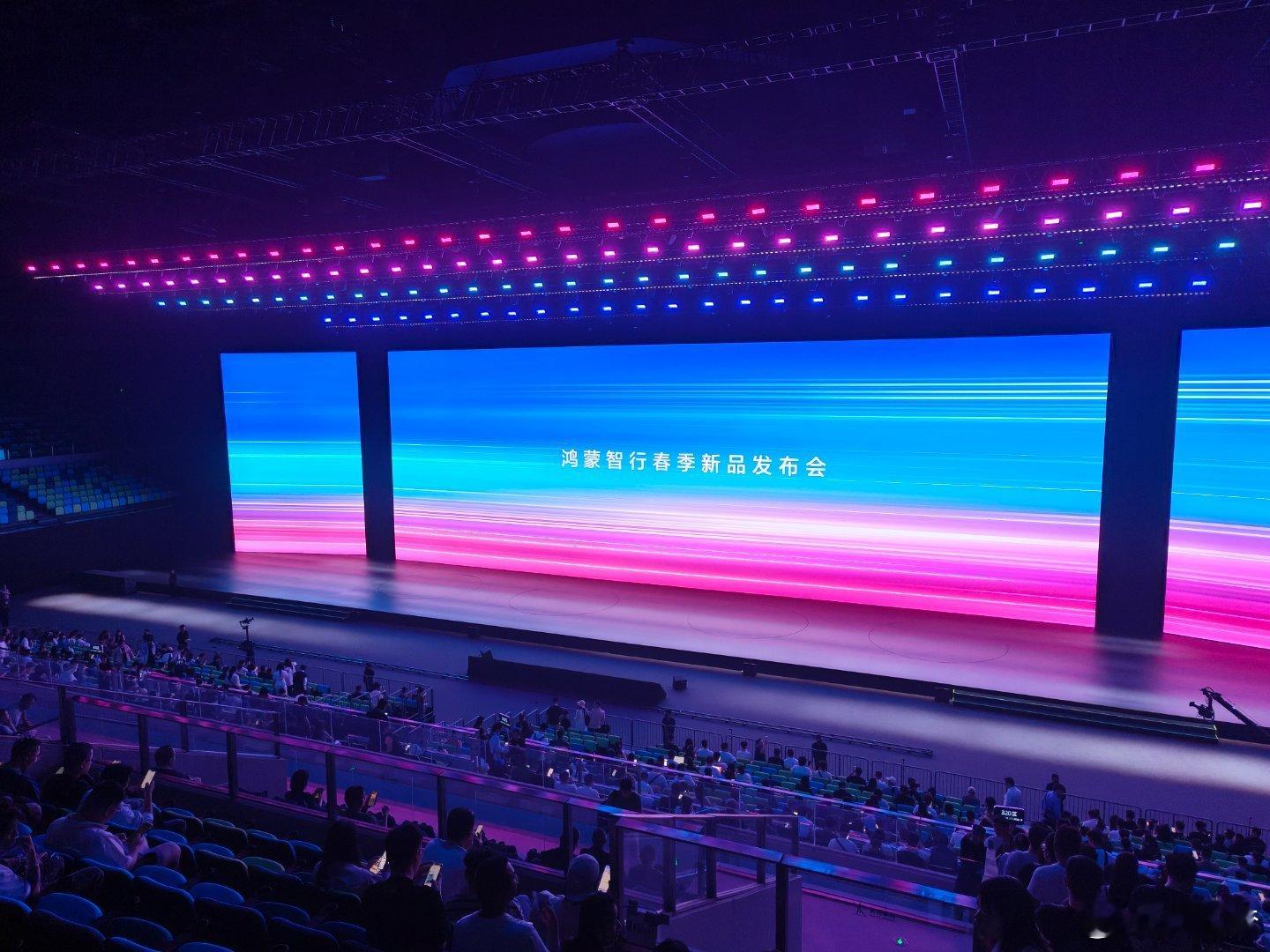 虽然鸿蒙智行这个发布会在广州我从家里开过来也要一个多小时和去前海差不多了鸿蒙智行