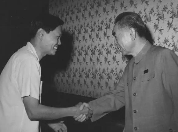 1976年，周总理病逝，杨振宁找邓颖超问：他病了为何还继续工作？

说白了，周总