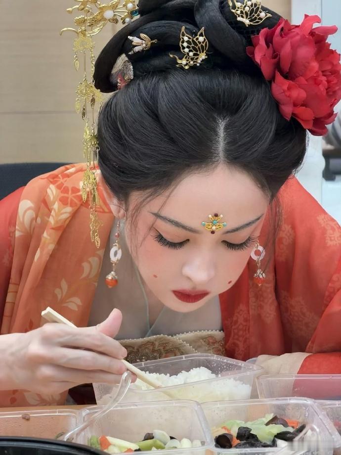 娜扎要在王牌癫起来 期待值拉满！一直爱她的综艺感，又甜又有梗不做作，这次在王牌彻