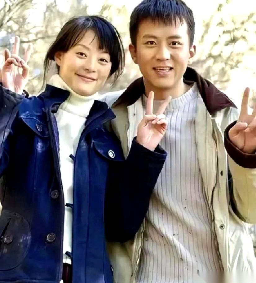 网上突然翻出了一张邓超和孙俪初相恋时的旧照。
没有红毯上的高定礼服，没有八个机位