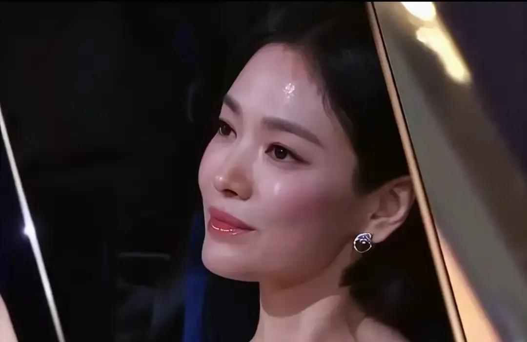 孙艺珍拿奖了，宋慧乔在台下看热闹。
俩人当年跟玄彬的事儿，现在都被翻出来聊。
可