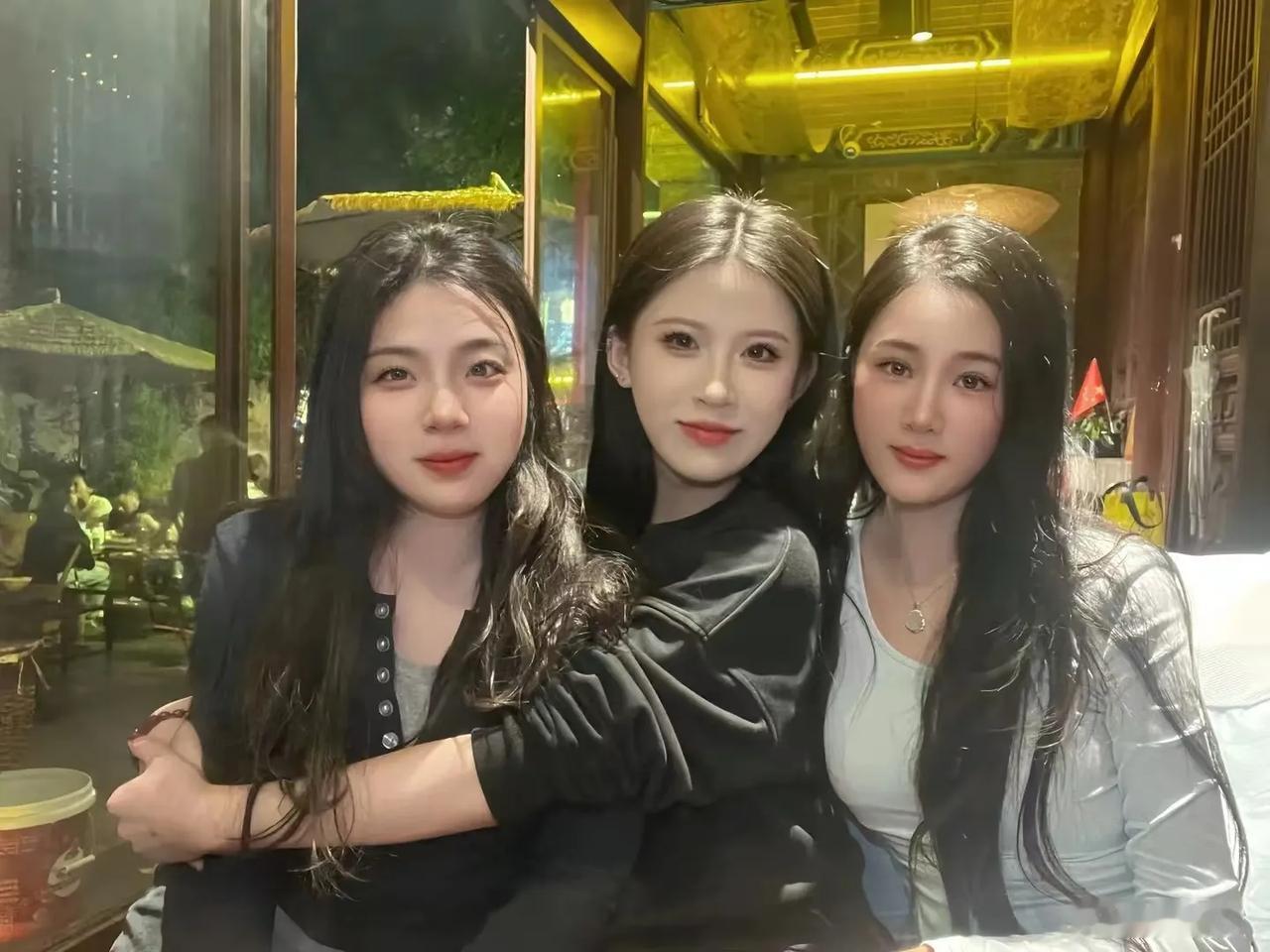 顾行长的女同事们——早前三妃虽说不如雪玲三妃学历高，但她们更年轻