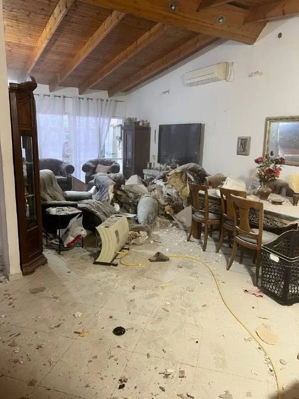 伊朗导弹碎片砸进以色列人家里，给他们送去了“惊喜”，他们应该会愉快地收下！伊朗伊