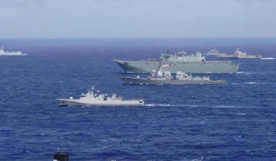 胆子真大！
4月14日，一名美国官员称，自13日封锁开始以来，美国海军部队已拦截