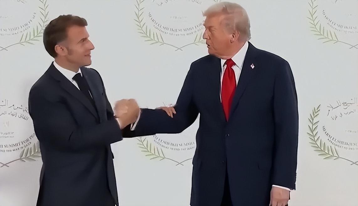 特朗普马克龙拉扯26秒，唇语专家读出惊人隐秘，两人对话夹枪带棒

和平峰会现场气