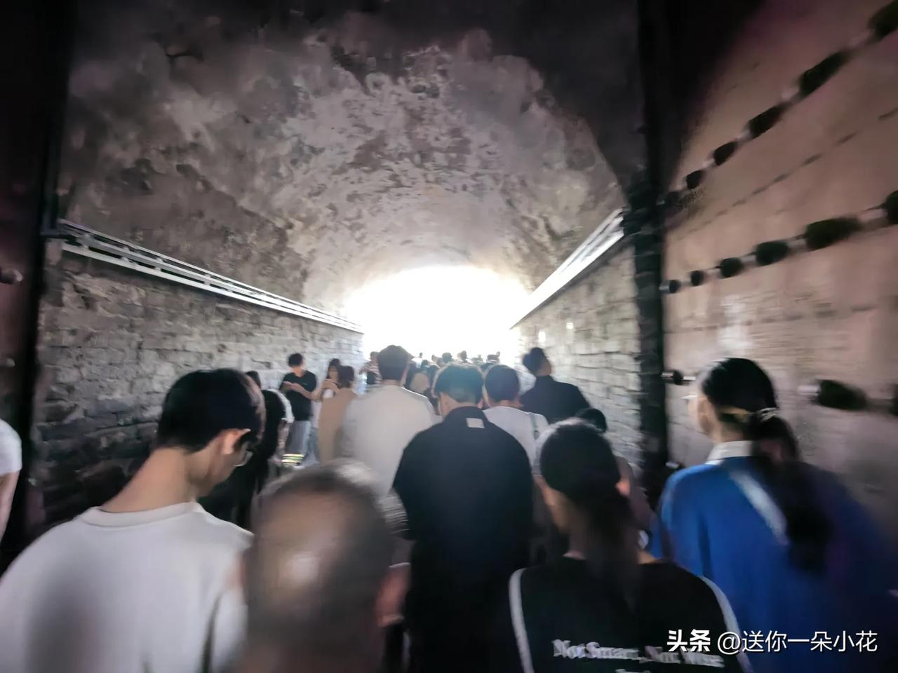 国庆假期倒数第二天，今天六点左右的鼓楼北街小北门是这样的，人挤人，根本走不动，还