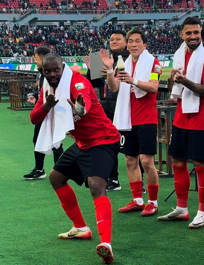 姆本扎赛后跳舞已经是保留节目每场舞蹈的内容都不一样基本都是“创意”才华横溢辽宁铁